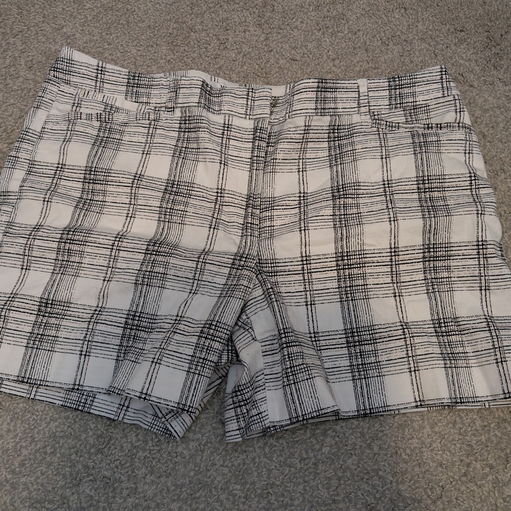White House Black Market Monochrome Patterned Shorts - Picture 2 of 6